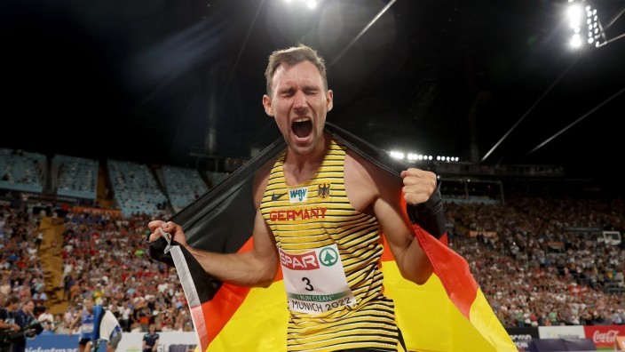 European Championships: Im Ziel am Ziel: Niklas Kaul wird beim abschließenden 1500-Meter-Lauf vom Publikum zum Sieg im Zehnkampf getrieben.