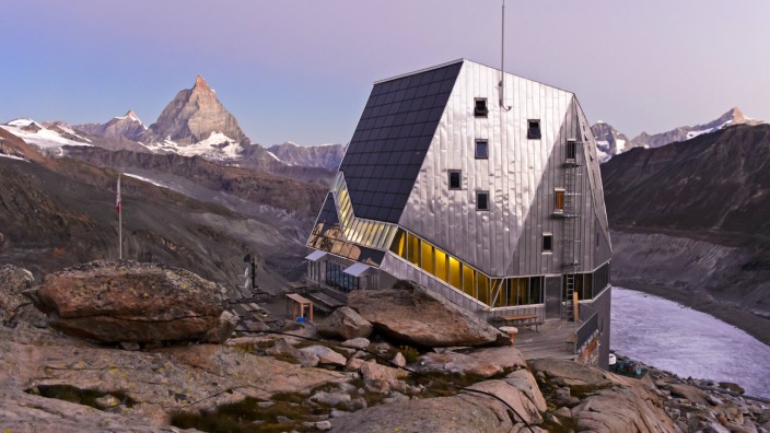 Wandern: Die Mutter aller modernen Berghäuser: Monte-Rosa-Hütte über dem Gornergletscher mit Blick auf das Matterhorn.