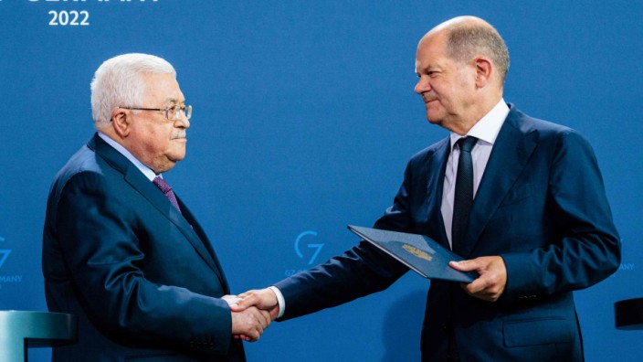 Kanzler Scholz schüttelt Palästinenserpräsident Abbas die Hand - nachdem dieser Israel "50 Holocausts" vorgeworfen hat.