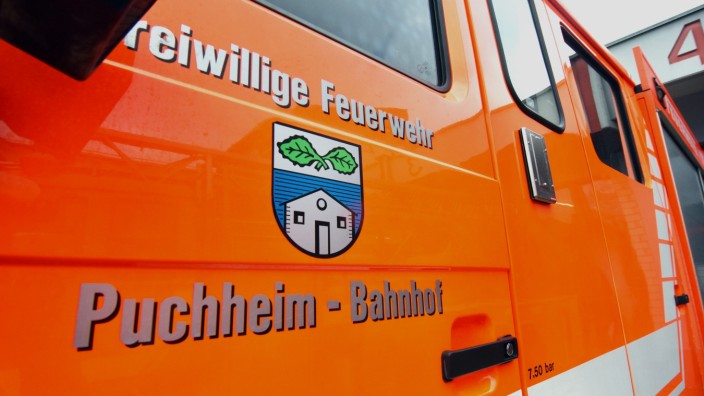 Puchheim: Die Feuerwehr Puchheim Bahnhof muss den Brand löschen.