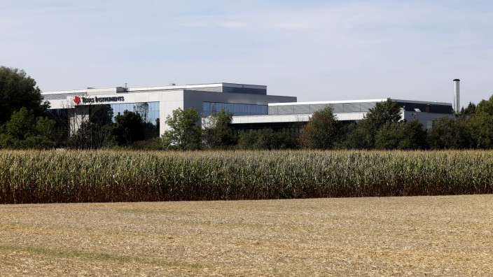 Fabriken in Freising eínst und jetzt: Texas Instruments gehört zu den wenigen Unternehmen, die in Freising noch eigenständig produzieren.