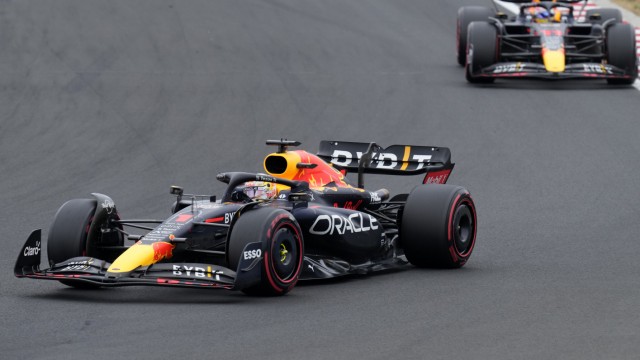 Formel 1: Fahren die Red-Bull-Boliden, hier Max Verstappen (vorne) und Sergio Perez, in absehbarer Zeit mit Porsche-Unterstützung?