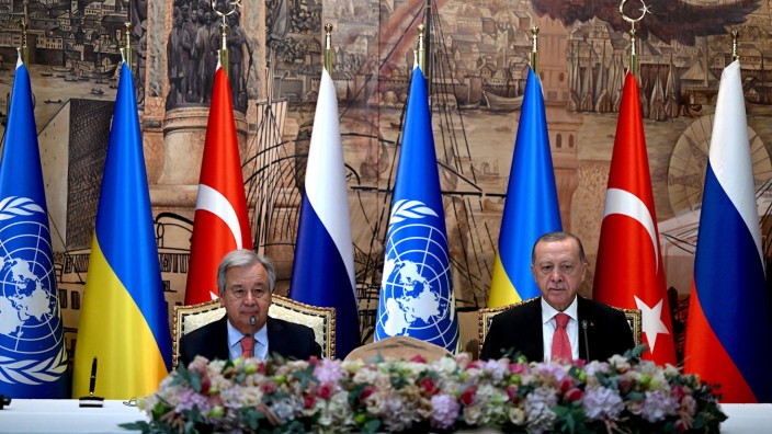 Ukraine-Krieg und Türkei: Der Generalsekretär der Vereinten Nationen Guterres und der türkische Präsident Erdoğan unterzeichnen im Juli das Exportabkommen für ukrainisches Getreide.
