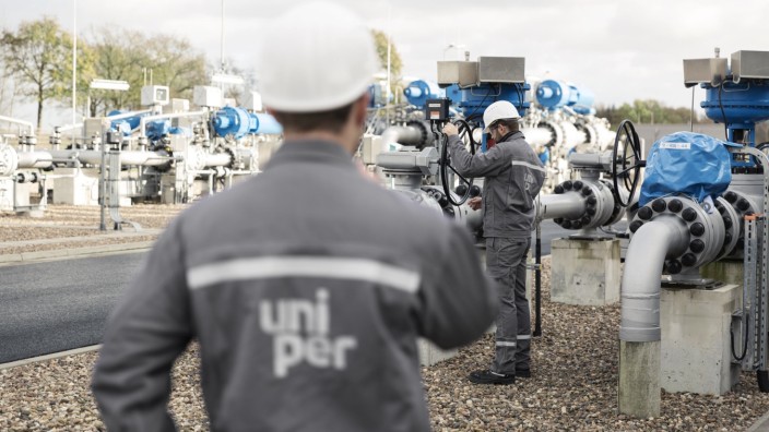 Milliardenverluste: "De facto zum Spielball in diesem Konflikt geworden": Mitarbeiter des deutschen Gas-Großimporteurs Uniper an einem Gasspeicher.