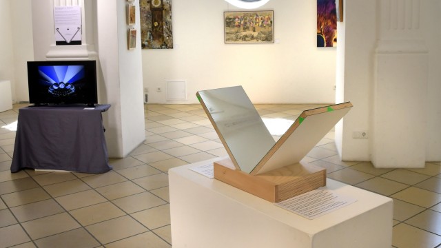 Kunstverein Erding: Jürgen Nagliks Holzskulptur mit zwei beweglichen Spiegeln lädt den Besucher ein, selber künstlerisch tätig zu werden.