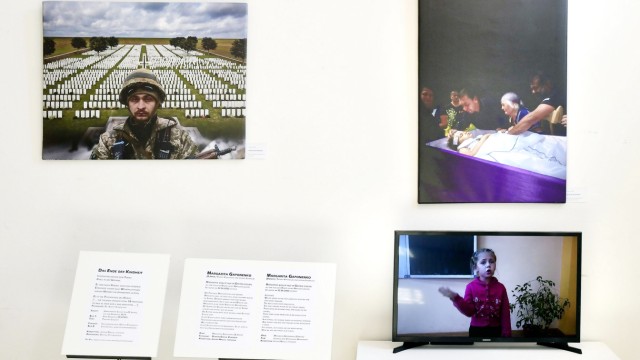Kunstverein Erding: Die Konzeptarbeit zum Thema Krieg in der Ukraine, Ende der Kindheit, stammt ebenfalls von Jürgen Naglik. Es handelt sich um eine digitale Collage, mit einem Foto von der Beerdigung eines Kindes und einem Video.
