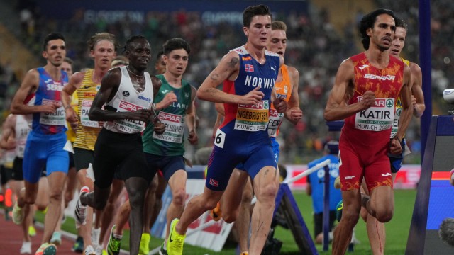 Jakob Ingebrigtsen at the European Championships: Jakob Ingebrigtsen (middle) runs a tactical 5000 meter race in Munich.  Only one kilometer before the end he accelerates - and how.