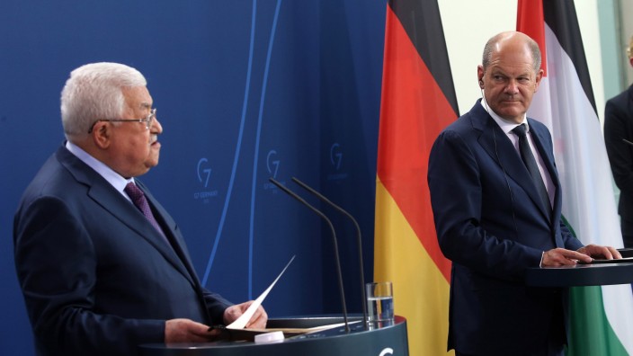 Am Tag nach dem Eklat: Die Atmosphäre war angespannt: Bundeskanzler Scholz (rechts) und Mahmud Abbas beantworten am Dienstag Fragen von Journalisten.