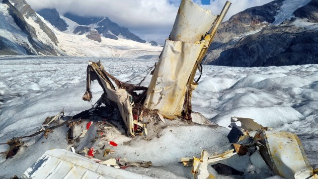Schweiz: Vom Eis wieder freigegeben: Trümmer eines 1968 abgestürzten Kleinflugzeugs in den Walliser Alpen.