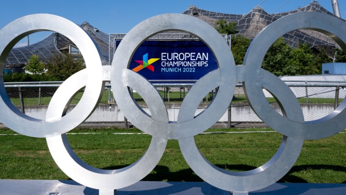Sport: Zu den European Championships sind die Leichtathleten ins Münchner Olympiastadion zurückgekehrt, vor dem die Olympischen Ringe groß aufgebaut sind.