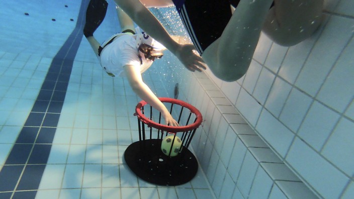 Unterwasserrugby: Beim Unterwasserrugby muss der mit Salzlauge gefüllte Ball in einem Korb am Beckengrund abgelegt werden.