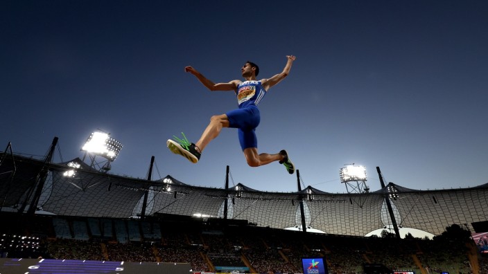 Leichtathletik bei den European Championships: Er fliegt und fliegt und fliegt: Miltiadis Tentoglou bei seinem vierten Versuch in München.
