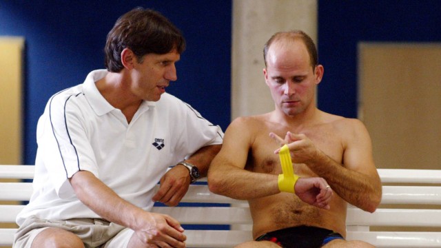 Napaść seksualna podczas pływania: Co wiedział Lutz Buchko?  Były trener i obecny trener niemieckich skoków do wody w czerwcu 2003 w rozmowie z Janem Hemplem (z prawej).