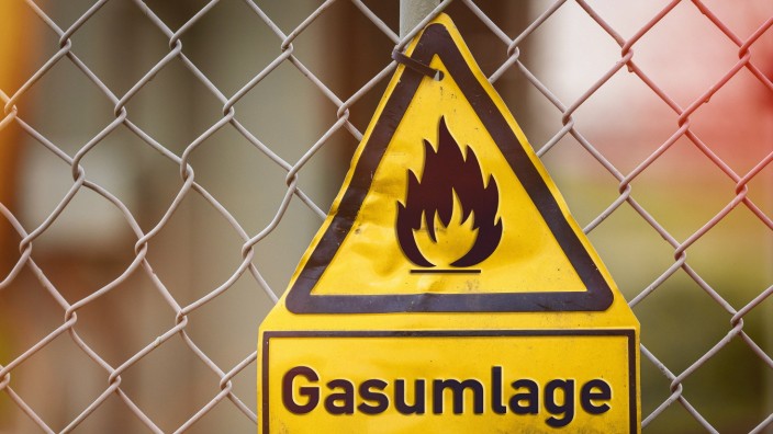 Gasumlage und Energiekosten, Symbolbilder 13 August 2022: Warning sign on a fence with the inscription: Gasumlage, gas l