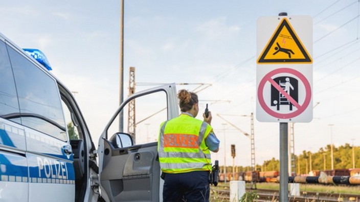 Zorneding/Vaterstetten: Die Bundespolizei warnt eindringlich: Sowohl im Gleis als auch auf Strommasten herrscht akute Lebensgefahr.