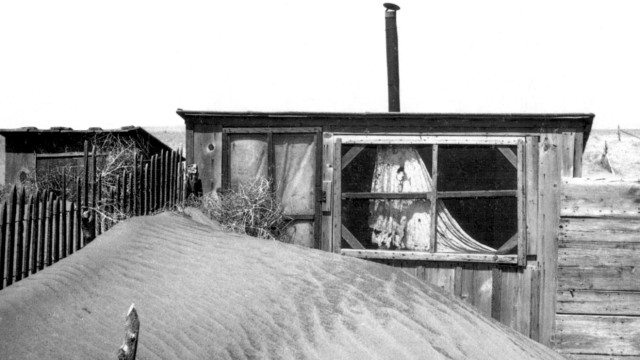 Historie: Als die Sonne verschwand: Ein Sandsturm hat eine Hütte in Cimarron County, Oklahoma, fast unter sich begraben (1937).