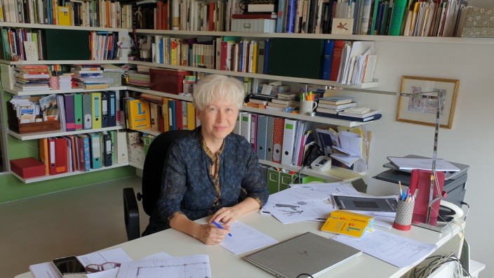 Traumjobs - so sind sie wirklich: Ulrike Draesner in ihrem Schreibzimmer in Berlin: "Du fährst Wochen und gerätst in Umstände, die du einfach nicht vorhersehen konntest."