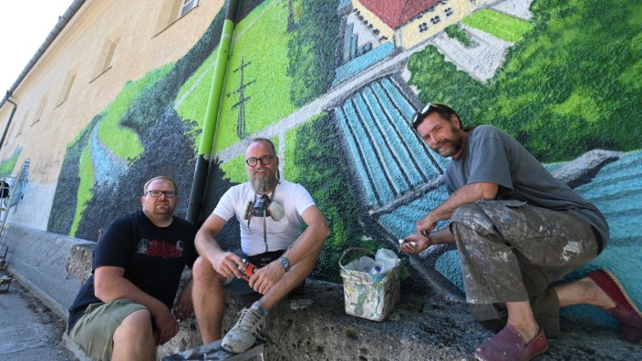 Graffíto am Stauwehr: Loomit, Lando und Bert (von rechts) vor ihrem neuen riesigen Kunstwerk.