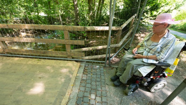 SZ-Serie: Grün im Grau: Gabi Messerer begutachtet die Schwelle zur Brücke.