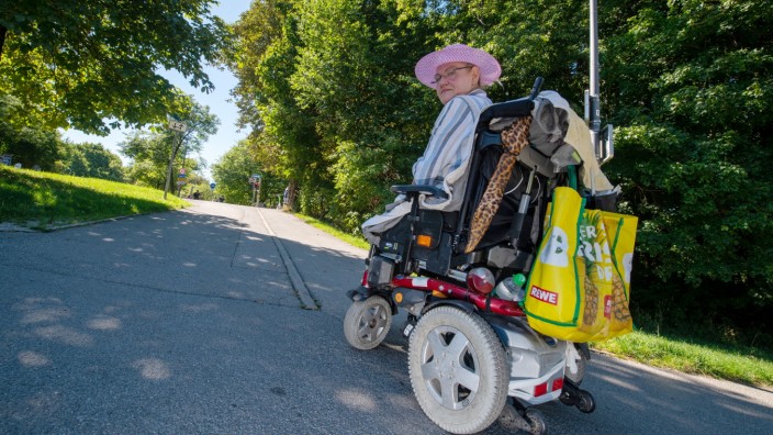 SZ-Serie: Grün im Grau: Gabi Messerer fährt mit ihrem elektrischen Rollstuhl zum ersten Mal durch den Pasinger Stadtpark.