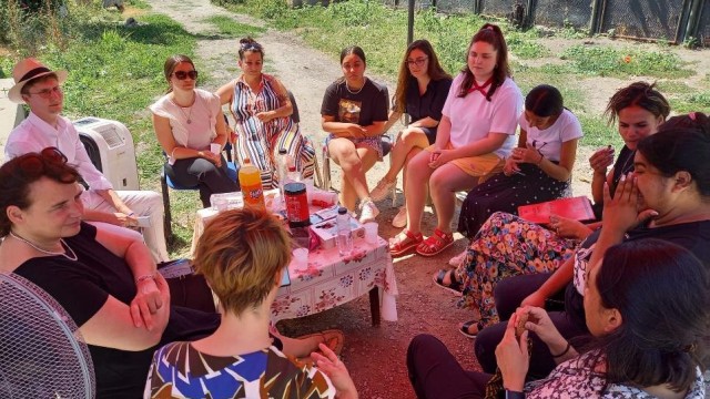 Dienstreise in Osteuropa: In Mizil, etwa 80 Kilometer von Bukarest entfernt, stellten Anca Nica und Roxana Oprea von E-Romnja das Projekt "Sisterhood" vor. Die Mädchen berichteten Walter-Rosenheimer von ihren Erfahrungen und Erfolgen.