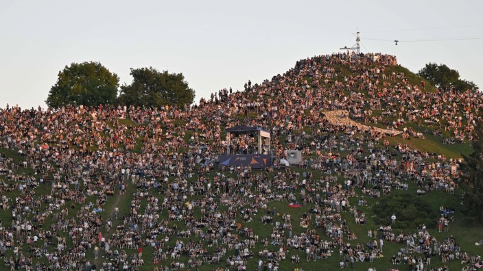 Typisch deutsch: Der Olympiapark München beim Eröffnungsfest der European Championships am 10. August. Tausende Zuschauer haben sich auf dem Oympiaberg versammelt.