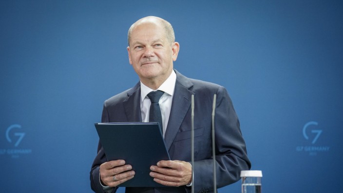 Energiekosten: Bundeskanzler Olaf Scholz hat die Steuersenkung am Donnerstag in Berlin vorgestellt. Kritik dazu kam anschließend unter anderem von Baden-Württembergs grünem Finanzminister Danyal Bayaz.