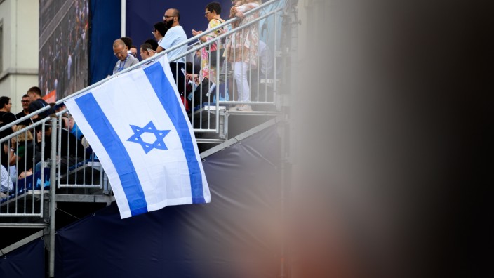 Debatte über Gedenkfeier für Opfer des Terroranschlags 1972: Zeichen der Unterstützung: Beim Marathonlauf der derzeit in München stattfindenden European Championships hat ein Fan eine israelische Flagge an die Tribüne gehängt.