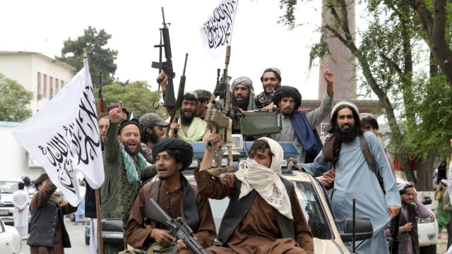 Afghanistan: Den Jahrestag ihrer Machtergreifung feierten Taliban-Kämpfer am Montag in Kabul, hier vor dem Gebäude, in dem die US-Botschaft war.