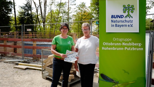 Natur und Umwelt: Martina Kreder-Strugalla (links) und Angela Burkhardt-Keller machen auf die Verstöße in Hohenbrunn aufmerksam.