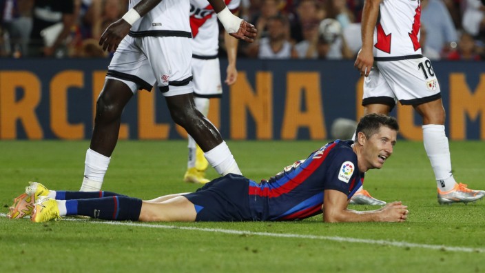 Fußball: Bruchlandung in Barcelona: Robert Lewandowski (hier bei seinem ersten Spiel beim neuen Klub gegen Rayo Vallecano) kommt bei einem Überfall nochmal mit dem Schrecken davon.