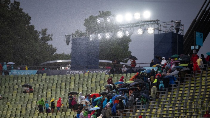 European Championships: Zuschauer im Olympiastadion suchen Schutz vor dem Unwetter.