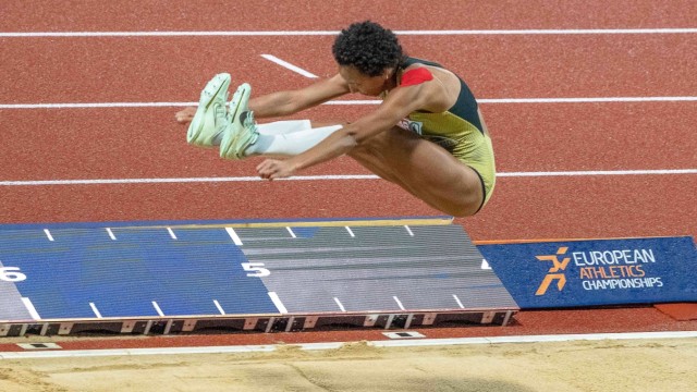 European Championships: Hoch in der Luft: Malaika Mihambo springt sehr gute 7,03 Meter - es reicht zu Silber.