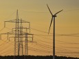 Energie: Windrad und Strommasten in Brandenburg