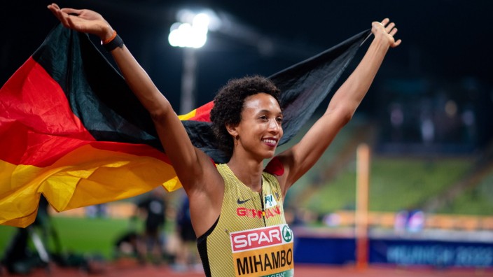 Leichtathletik: Eindeutig Publikumsliebling: Malaika Mihambo wird schon vor dem Wettkampf gefeiert, später fehlen nur wenige Zentimeter zu Gold.