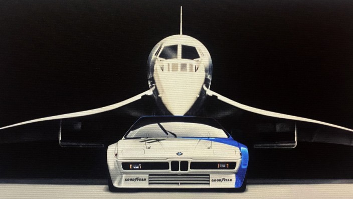 Motorsport-Sonderschau: Sich mit den Schnittigsten messen: der M1-Rennwagen vor dem Überschall-Passagierflugzeug Concorde. Mit diesem Motiv trieb die Firma Ende der Siebzigerjahre Werbung.