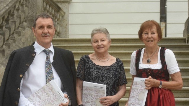 Haimhausen: Hans Schindlböck, Gabriele Donder-Langer und Hiltrud Frühauf präsentieren ihr Buch über die Haimhauser Historie.
