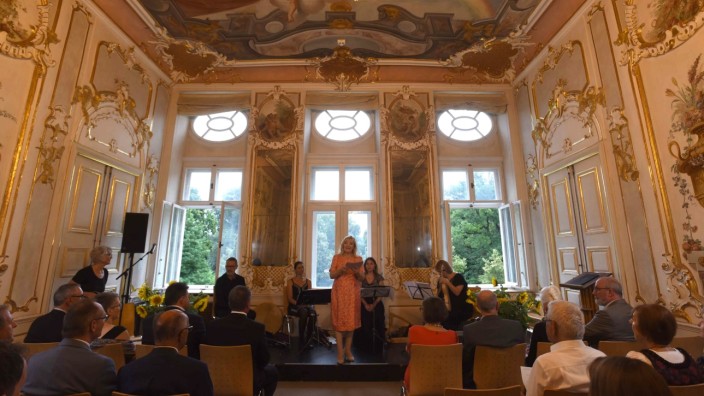 Haimhausen: Marja-Leena Varpio, Vorsitzende des Haimhauser Kulturkreises, eröffnet den Festakt im Schloss.