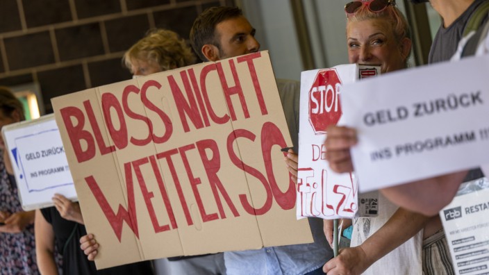 RBB und der Fall Schlesinger: Sie demonstrieren gegen ihren Arbeitgeber und berichten über ihn: RBB-Angestellte am Montag in Berlin.