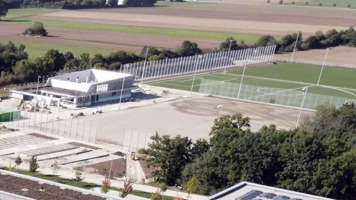 Fürstenfeldbruck: Blick vom Dach der Stadtwerke hinüber auf das Sportzentrum III im Brucker Westen. Die Aufnahme stammt aus dem August 2022. Als die deutlichen Baukostensteigerungen bekannt wurden, war der Bau des Sport- und Schützenheims schon weit fortgeschritten. Zunächst war auf dem Gelände auch eine Turnhalle für den TSV geplant gewesen.