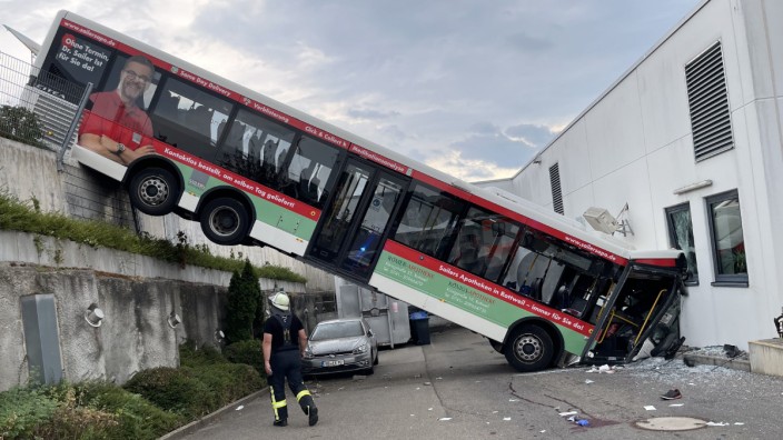 Baden-Württemberg: Bus stürzt über Abhang gegen Discounter