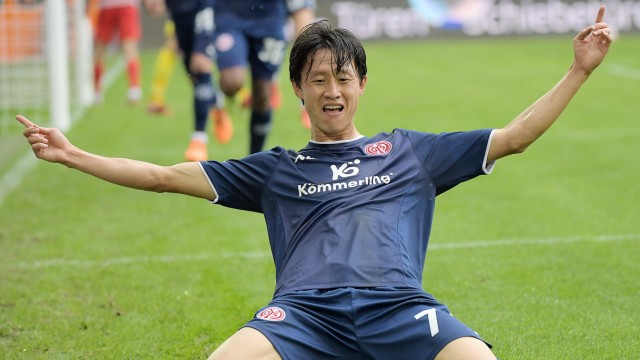 Bundesliga: Matchwinner für die 05er: Jae-Sung Lee bescherte Mainz in der Nachspielzeit drei Punkte gegen Augsburg.