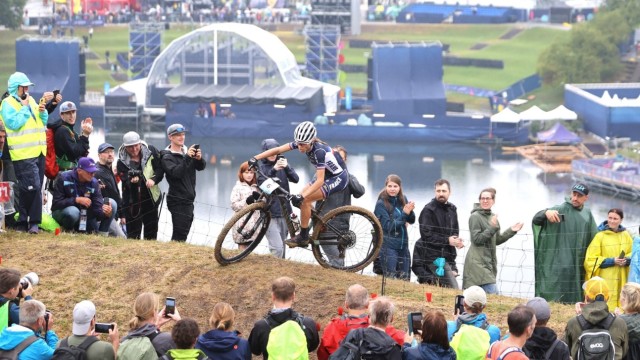 Mountainbike bei den European Championships: Loana Lecomte auf dem Höhepunkt: Im Münchner Olympiapark gewann sie das Frauenrennen, das trotz Regen wieder Tausende Zuschauer sehen wollten.
