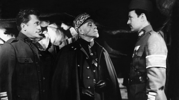 SZ-Serie: Abgedreht - Filmkulissen rund um München: Drama in Schwarz-Weiß: Kirk Douglas (links) als Colonel Dax; neben ihm: Adolphe Menjou und Richard Anderson.