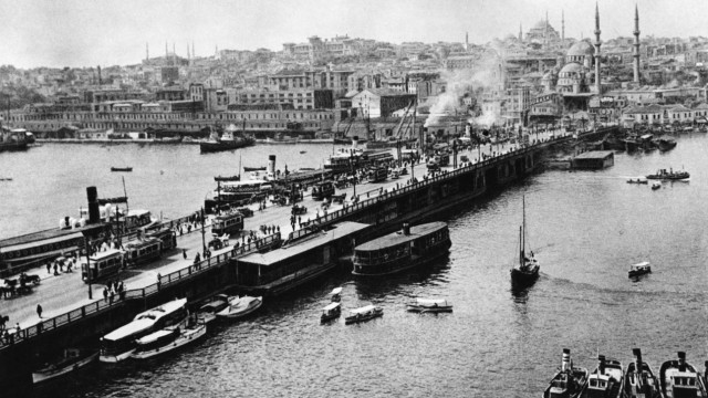 Deutsch-türkische Geschichte: Zweite Heimat: Blick auf die Galata-Brücke und die Stadt Istanbul im Jahr 1941.