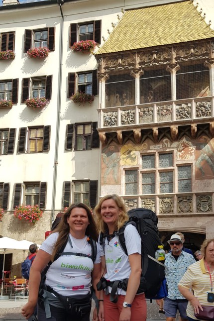 Ehrenamtliches Engagement: Bianca Bauer und Ina Großmann-Stangl beim Start in Innsbruck am Goldenen Dachl.