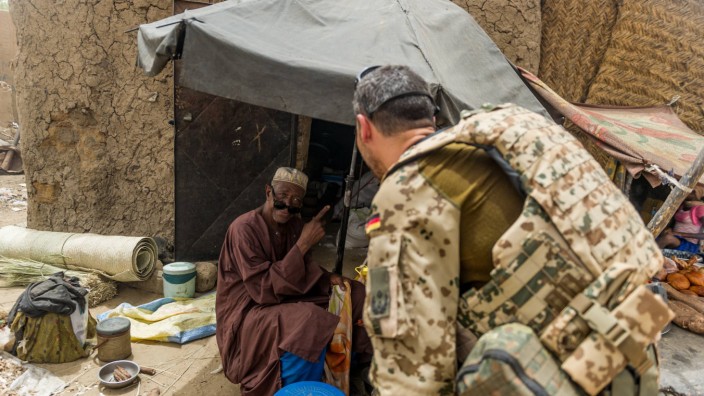 Westafrika: Smalltalk auf dem Markt in Gao: Deutsche Soldaten sind in Mali lange nicht so verhasst wie französische. Seine Hoffnungen setzt das Land aber auf Russland.