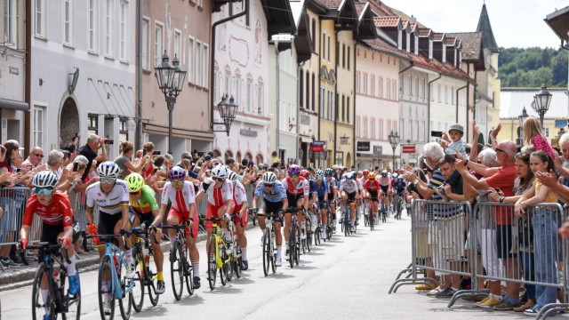 Bilanz für 2021: Das Damenradrennen bei den European Championships führte durch Wolfratshausen nach München. Werbung für das Landkreis-Image inklusive.