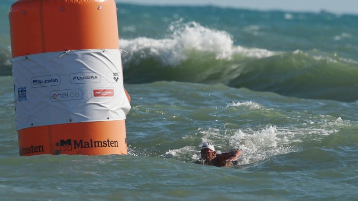 Chaos bei der Schwimm-EM: Verloren im aufgewühlten Meer: Ein Teilnehmer des 25-Kilometer-Wettbewerbs der Freiwasserschwimmer vor dem Lido di Ostia.