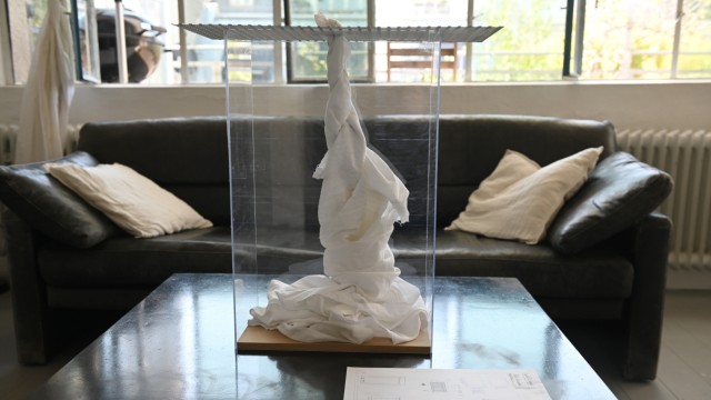 Münchens junge Kreative: Das ist das Modell für eine sechs Meter hohe Skulptur, die in den Fünf Höfen in München ausgestellt werden soll.